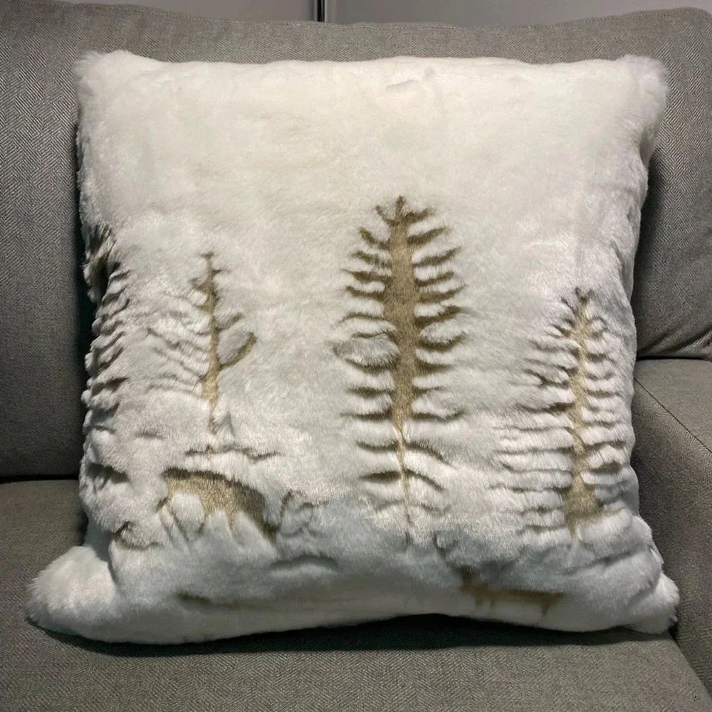 NWOT Aviva Stanoff winter pillow. Faux fur in ivory with gold design. 20x20